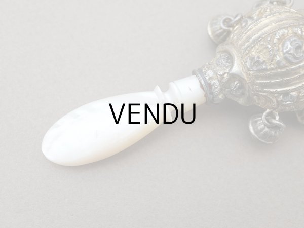 画像9: ＊蚤の市＊19世紀 アンティーク 薔薇のラトル ゴールドコーティング シルバー製  マザーオブパールのハンドル (9)