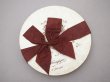 画像2: 1955年 アンティーク 天使＆薔薇のリース バテムのお菓子箱 (M) (2)