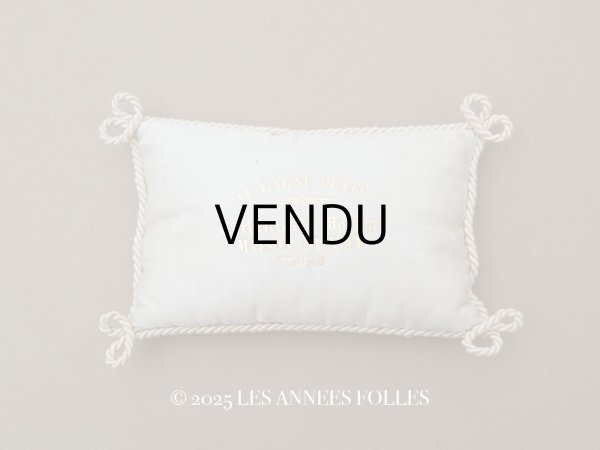 画像1: 19世紀末 アンティーク シルク製クッション ウエディング用バスケットの専門店 Corbeille de Mariage - MAISON SAINTIN TOURS - (1)
