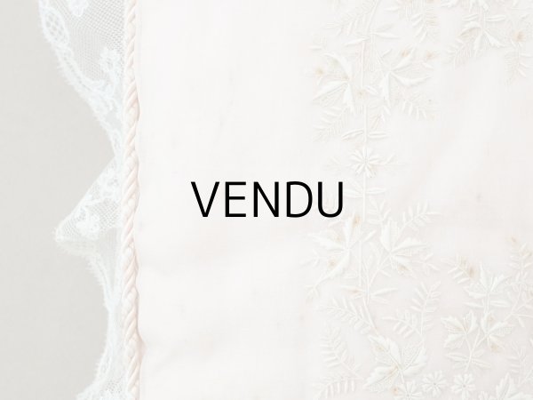 画像12: アンティーク ハンキーケース モノグラム＆草花のホワイトワーク ハンカチ用ポシェット シルクサテン＆レース  (12)