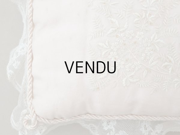 画像13: アンティーク ハンキーケース モノグラム＆草花のホワイトワーク ハンカチ用ポシェット シルクサテン＆レース  (13)