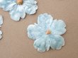 画像2: アンティーク 布花材料 ベルベットの花びら 花芯付き 5ピースのセット 約4cm 布花 アイスブルー (2)
