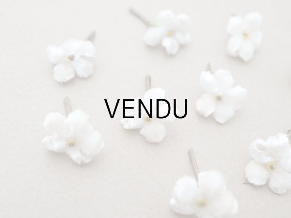 画像2: アンティーク ベルベットの小さな布花 勿忘草 グレイッシュホワイト 11ピースのセット (2)