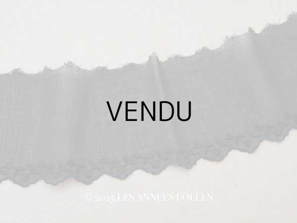 画像1: アンティーク 花刺繍入り スカラップレース コットンオーガンジー 黒 9.3cm幅 (1)