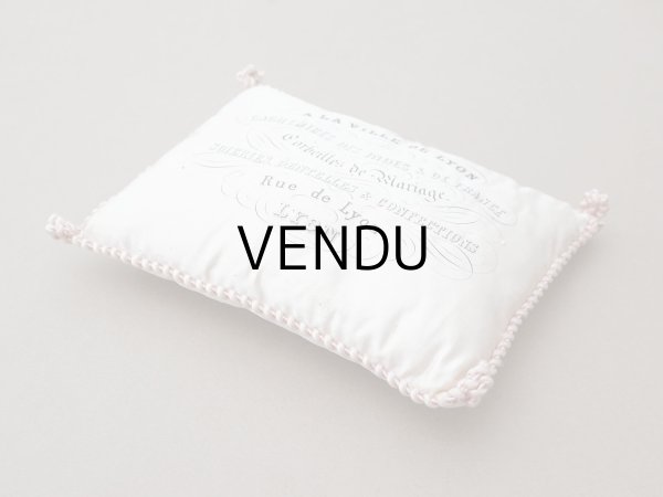 画像6: 19世紀末 アンティーク パウダーピンクのシルククッション  シルク製 クッション A  LA VILLE DE LYON (6)