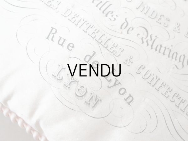 画像4: 19世紀末 アンティーク パウダーピンクのシルククッション  シルク製 クッション A  LA VILLE DE LYON (4)