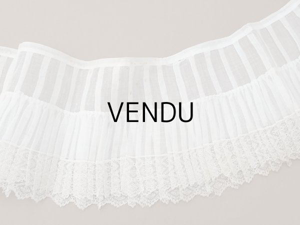 画像2: アンティーク 幅広 ドレスの裾  2段のプリーツ入り レース付 1.86m 24cm幅 コットンオーガンジー (2)