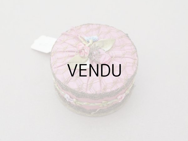 画像3: 【15周年セール対象外】アンティーク 未使用 パウダーボックス パフ付き ロココトリム&ロココモチーフ シルク製 オールドローズ (3)