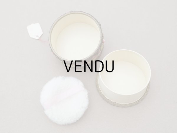 画像8: 【15周年セール対象外】アンティーク 未使用 パウダーボックス パフ付き ロココトリム&ロココモチーフ シルク製 オールドローズ (8)