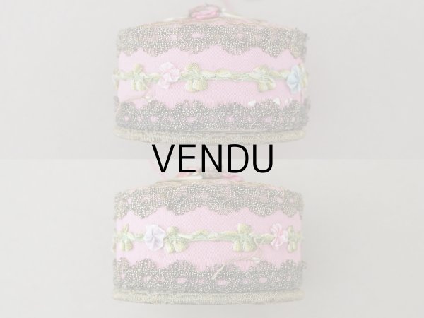 画像6: 【15周年セール対象外】アンティーク 未使用 パウダーボックス パフ付き ロココトリム&ロココモチーフ シルク製 オールドローズ (6)