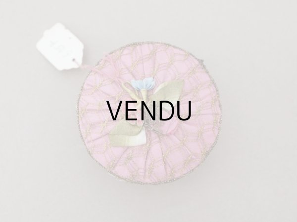 画像4: 【15周年セール対象外】アンティーク 未使用 パウダーボックス パフ付き ロココトリム&ロココモチーフ シルク製 オールドローズ (4)