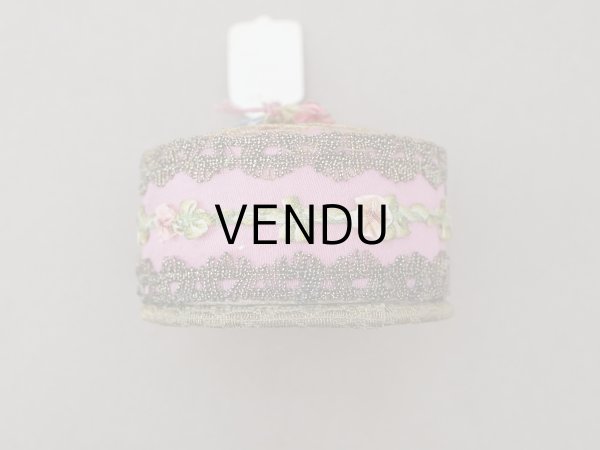 画像7: 【15周年セール対象外】アンティーク 未使用 パウダーボックス パフ付き ロココトリム&ロココモチーフ シルク製 オールドローズ (7)