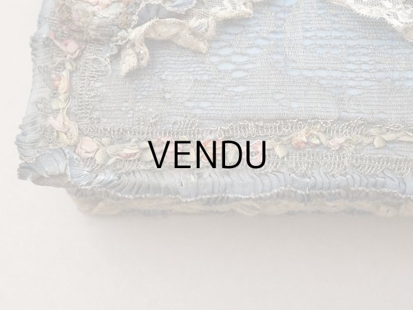 画像12: 【セール対象外】【クーポン対象外】アンティーク シルク製 ロココモチーフ&ロココトリム 大きなカルトナージュボックス 37×24×6.5cm (12)