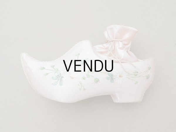 画像5: 19世紀 アンティーク 靴型 お菓子箱 パウダーピンクのシルクサテン マーガレット ハンドペイント (5)