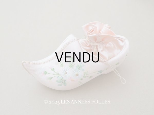 画像1: 19世紀 アンティーク 靴型 お菓子箱 パウダーピンクのシルクサテン マーガレット ハンドペイント (1)