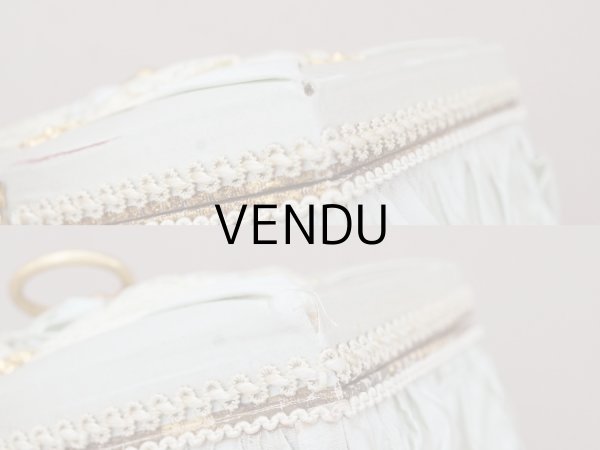 画像9: 19世紀 アンティーク ナポレオン3世時代 お菓子箱 パウダーグリーンのシルクサテン チョコレートボックス  (9)