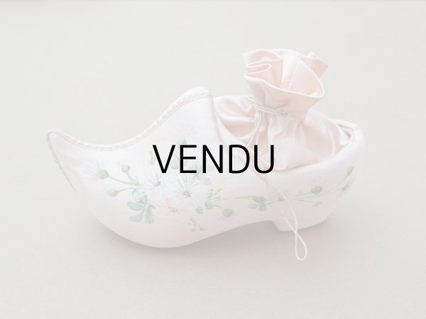 画像3: 19世紀 アンティーク 靴型 お菓子箱 パウダーピンクのシルクサテン マーガレット ハンドペイント (3)