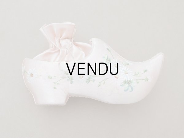 画像4: 19世紀 アンティーク 靴型 お菓子箱 パウダーピンクのシルクサテン マーガレット ハンドペイント (4)