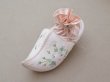 画像2: 19世紀 アンティーク 靴型 お菓子箱 パウダーピンクのシルクサテン マーガレット ハンドペイント (2)