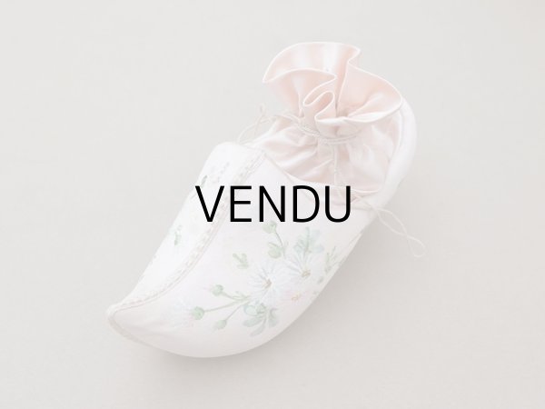 画像2: 19世紀 アンティーク 靴型 お菓子箱 パウダーピンクのシルクサテン マーガレット ハンドペイント (2)