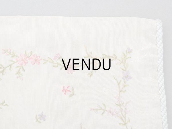 画像9: アンティーク シルク製 花かごのリボン刺繍入り ハンキーケース ハンカチ用ポシェット フラワーバスケット (9)