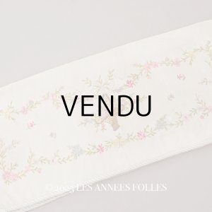 画像: アンティーク シルク製 花かごのリボン刺繍入り ハンキーケース ハンカチ用ポシェット フラワーバスケット