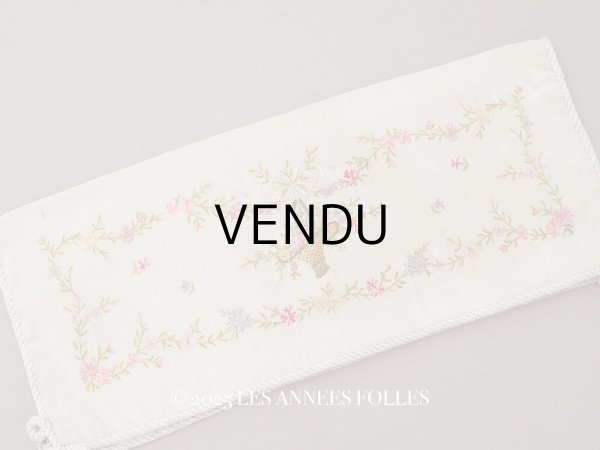 画像1: アンティーク シルク製 花かごのリボン刺繍入り ハンキーケース ハンカチ用ポシェット フラワーバスケット (1)