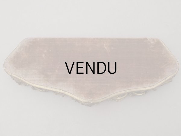 画像2: 19世紀 アンティーク ロカイユ装飾の台座 コーヒーブラウンのベルベット (2)