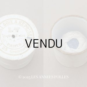 画像: アンティーク 硝子の蓋 スレッドケース 糸箱 ホワイト - L.V PARIS -