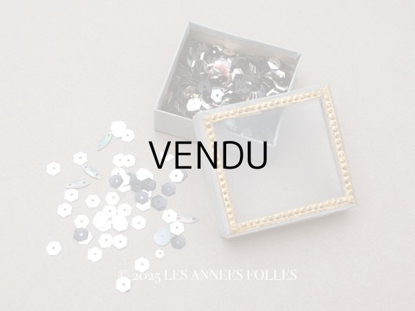 画像1: アンティーク ガラスの蓋の紙箱 シルバー色のスパンコール入り (1)