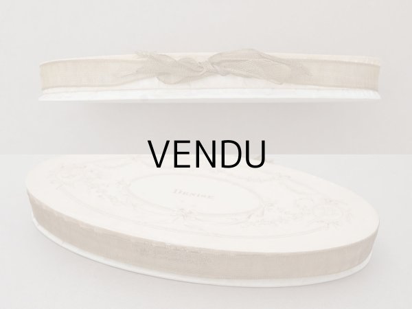 画像3:  1909年 アンティーク『マルキーズ・ ドゥ・セヴィニエ』のお菓子箱 薔薇とリボンのガーランド - MARQUISE DE SEVIGNE PARIS - (3)