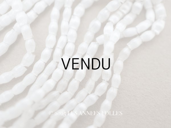 画像1: アンティーク 極小 スフレビーズ ライン入り パールホワイト サティネビーズ 約1.5×2.5mm  約600ピース (1)