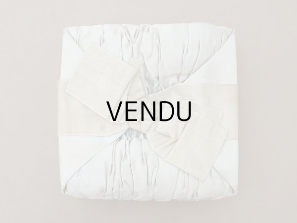 画像2: 19世紀 アンティーク ナポレオン3世時代 大きなリボンが結ばれたお菓子箱 パウダーグリーンのシルクサテン チョコレートボックス  (2)