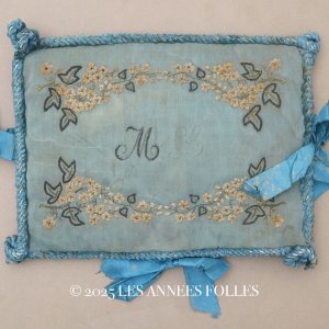 画像: ＊蚤の市＊アンティーク シルク製 ハンキーケース モノグラム＆花刺繍 ハンカチ用ポシェット グレイッシュブルー