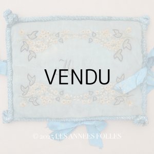 画像: *蚤の市*アンティーク シルク製 ハンキーケース モノグラム&花刺繍 ハンカチ用ポシェット グレイッシュブルー