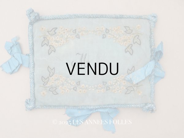 画像1: ＊蚤の市＊アンティーク シルク製 ハンキーケース モノグラム＆花刺繍 ハンカチ用ポシェット グレイッシュブルー (1)