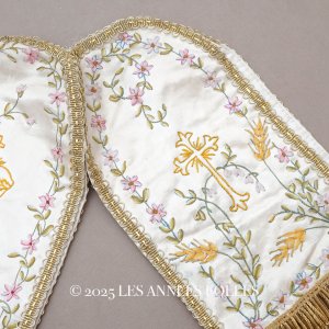 画像: 19世紀末 アンティーク リボン刺繍 教会の装飾 聖杯のカバー 