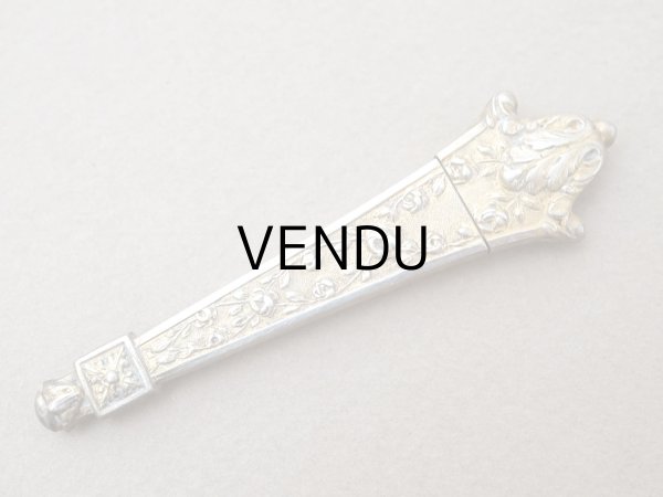 画像3: 19世紀末 アンティーク ヴェルメイユ製  薔薇模様 ニードルケース&目打ち＆紐通しのセット (3)
