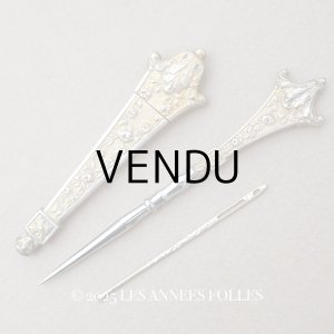 画像: 19世紀末 アンティーク ヴェルメイユ製 薔薇模様 ニードルケース&目打ち&紐通しのセット