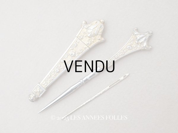 画像1: 19世紀末 アンティーク ヴェルメイユ製  薔薇模様 ニードルケース&目打ち＆紐通しのセット (1)