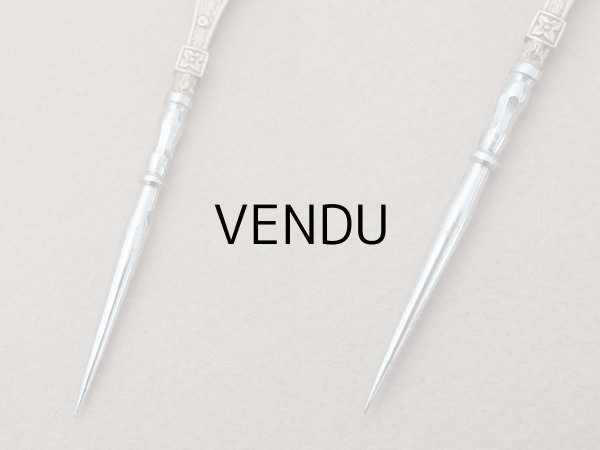 画像10: 19世紀末 アンティーク ヴェルメイユ製  薔薇模様 ニードルケース&目打ち＆紐通しのセット (10)