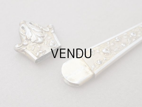 画像7: 19世紀末 アンティーク ヴェルメイユ製  薔薇模様 ニードルケース&目打ち＆紐通しのセット (7)