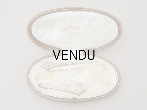 画像2: 19世紀末 アンティーク ヴェルメイユ製  薔薇模様 ニードルケース&目打ち＆紐通しのセット (2)