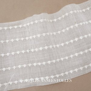 画像: ＊蚤の市＊アンティーク  コットンオーガンジー リーフ柄の刺繍入り ファブリック 0.9m 18cm幅