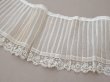 画像2: 1900年頃 アンティーク 幅広 ドレスの裾  レース付き プリーツ 3m 幅19.5cm コットンオーガンジー ドレスパーツ (2)