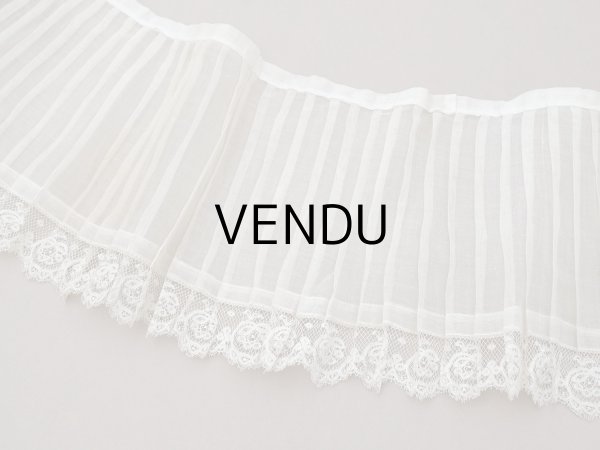 画像2: 1900年頃 アンティーク 幅広 ドレスの裾  レース付き プリーツ 3m 幅19.5cm コットンオーガンジー ドレスパーツ (2)