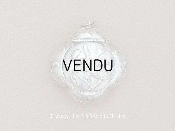 画像1: アンティーク シルバー製 ヤドリギのパウダーケース  (1)