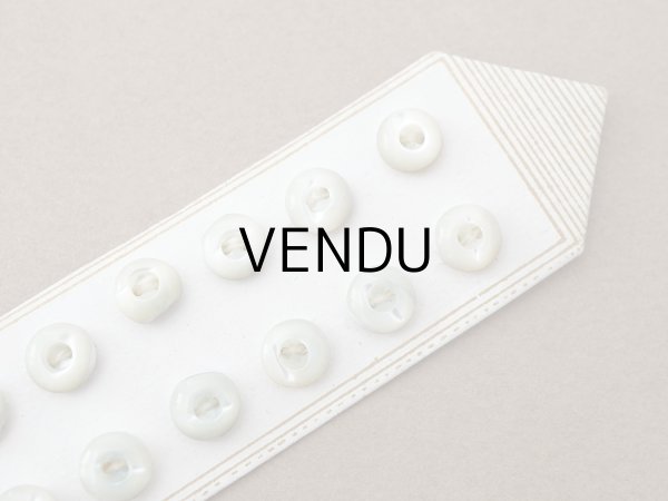 画像2: アンティーク マザーオブパール製 極小 ボタン 6mm 12ピース シェルボタン パウダーグリーン (2)