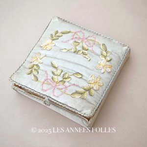 画像: アンティーク リボン刺繍 パウダーブルーのシルクボックス 