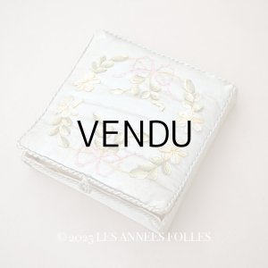 画像: アンティーク リボン刺繍 パウダーブルーのシルクボックス 